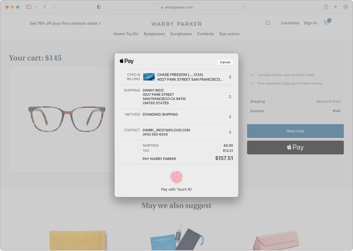 Mac datora ekrānā redzams tiešsaistes pirkums lietotnē Safari, kuram tiek izmantota opcija Apple Pay.