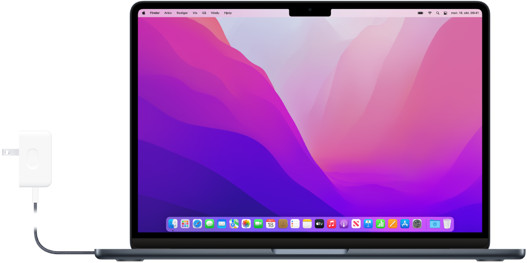 En MacBook Air med strømforsyningsenheten tilkoblet.