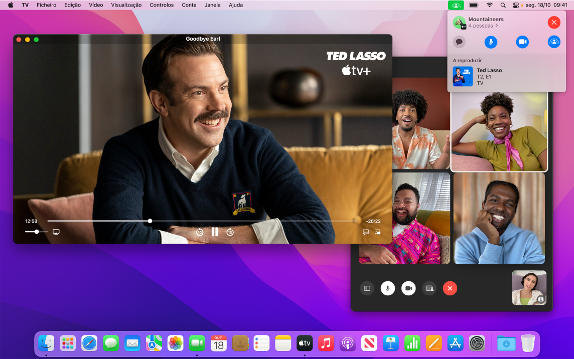 Uma festa de visualização partilhada com um episódio de Ted Lasso na janela da aplicação TV e os espectadores na janela do FaceTime.