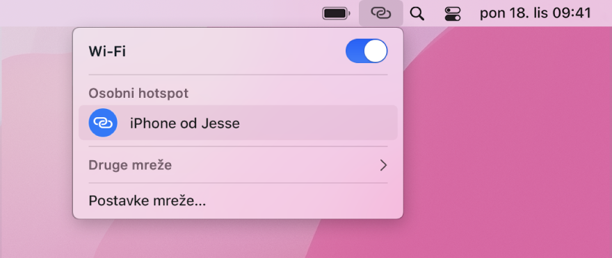 Zaslon Maca s izbornikom Wi-Fi prikazuje Osobni hotspot spojen na iPhone.
