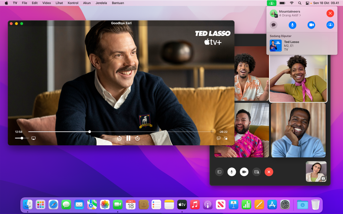 Nonton bareng episode Ted Lasso di jendela app Apple TV dan penonton di jendela FaceTime.