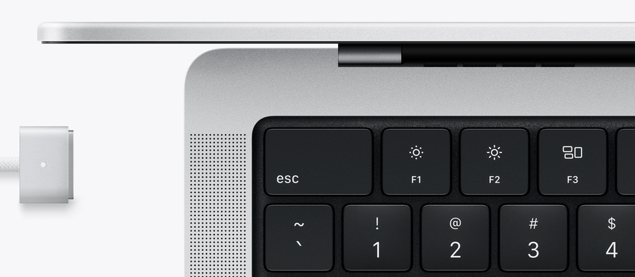 MacBook Proのポートに接続される電源アダプタケーブルを示すアニメーション。