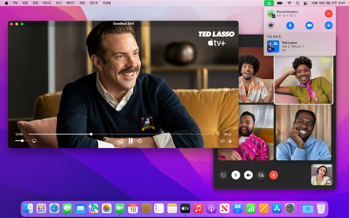 공유 파티를 구성하여 테드 래소 에피소드를 함께 시청 중인 Apple TV 앱 윈도우 및 여러 명의 시청자가 있는 FaceTime 윈도우.