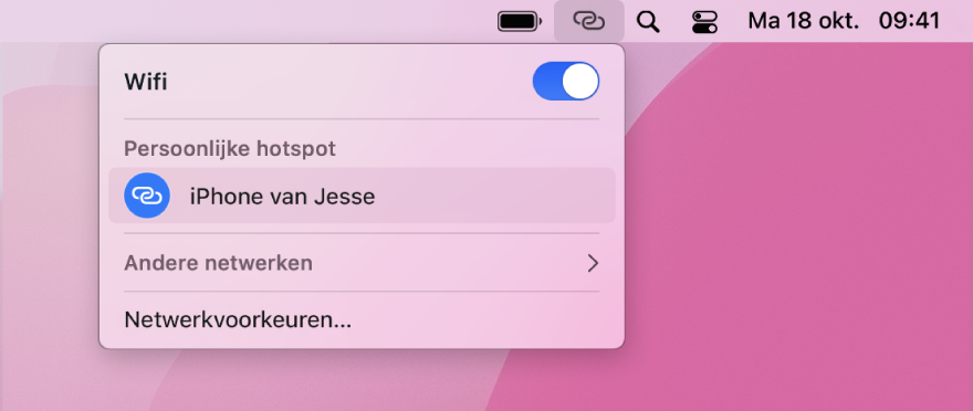 Het scherm van een Mac met het wifimenu met daarin een persoonlijke hotspot verbonden met een iPhone.