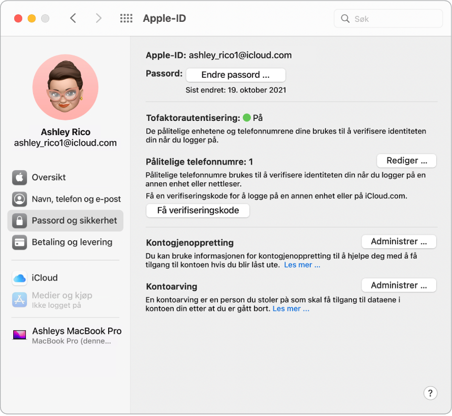 Passord og sikkerhet-delen i Apple-ID-valgpanelet i Systemvalg. Klikk på Administrer for å konfigurere Kontogjenoppretting.