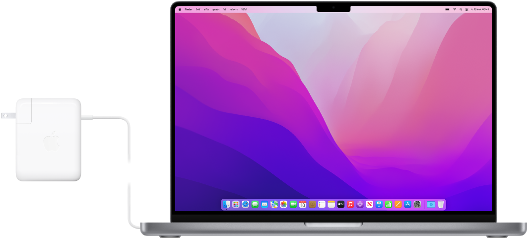 MacBook Pro รุ่น 16 นิ้วที่เชื่อมต่ออยู่กับอะแดปเตอร์แปลงไฟ