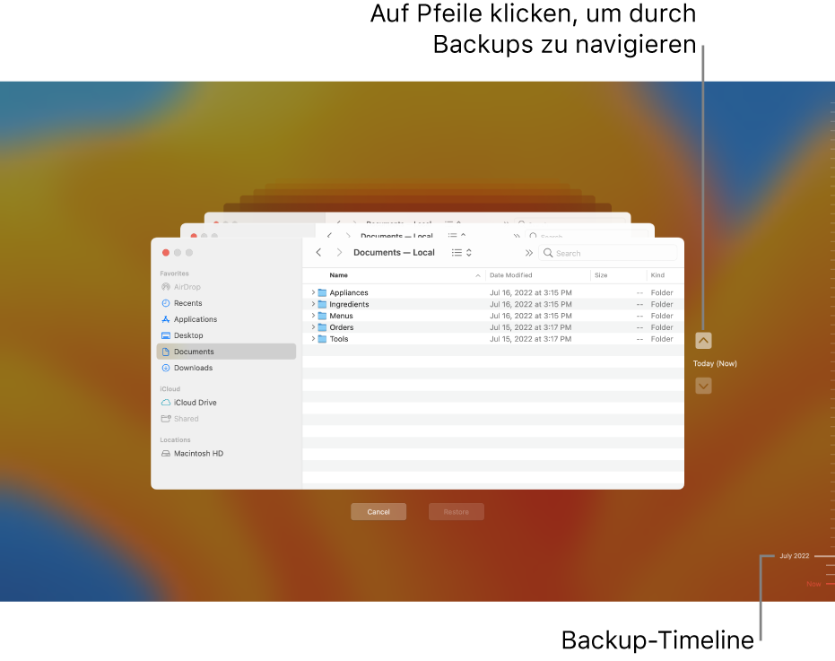 Das Fenster „Time Machine“ mit mehreren übereinanderliegenden Finder-Bildschirmen, die verschiedene Backups darstellen, und Navigationspfeilen. Mit den Pfeilen und der Backup-Timeline rechts kannst du durch deine Backups navigieren und auswählen, welche Dateien wiederhergestellt werden sollen.