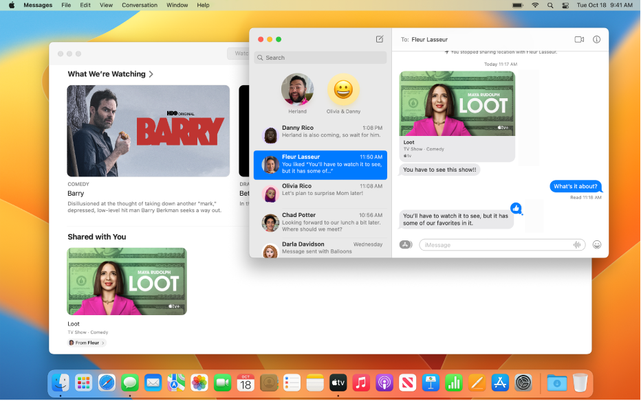 打開了兩個視窗的 Mac 桌面：Apple TV App 視窗在左側，顯示圖庫之「與你分享」區域中的電視節目，而「訊息」視窗顯示相同的電視節目在對話中分享。