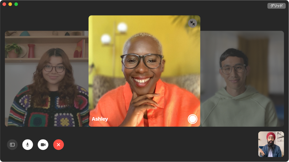 グループ通話が表示されているFaceTimeウインドウ。右下隅のタイルに、通話を開始した人が表示されています。ウインドウの中央の大きなタイルには参加者が表示されていて、タイルの中央には発信者がクリックするとその瞬間を取り込める「Live Photos」ボタンがあります。
