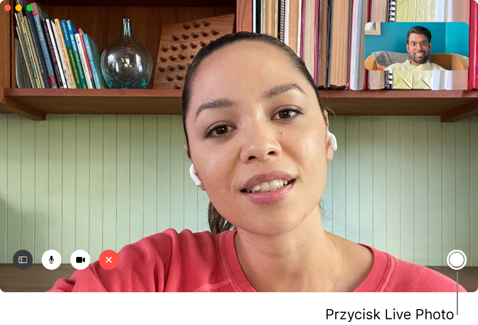 Przesuń wskaźnik nad okno FaceTime, aby zobaczyć przycisk Live Photo.
