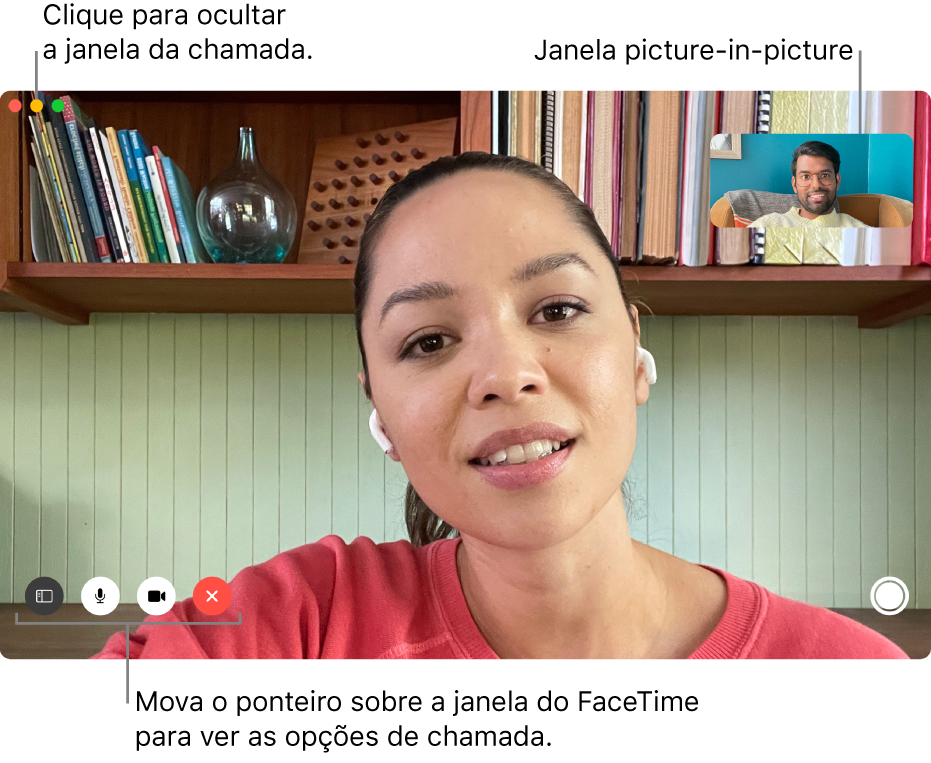 Desloque o cursor sobre a janela do FaceTime para ver opções como “Barra lateral”, “Tirar o som”, “Tirar o som do vídeo”, “Desligar” e os botões “Live Photos”. Clique no botão do centro no canto superior esquerdo para ocultar a janela da chamada. A janela picture‑in‑picture aparece no canto superior direito.