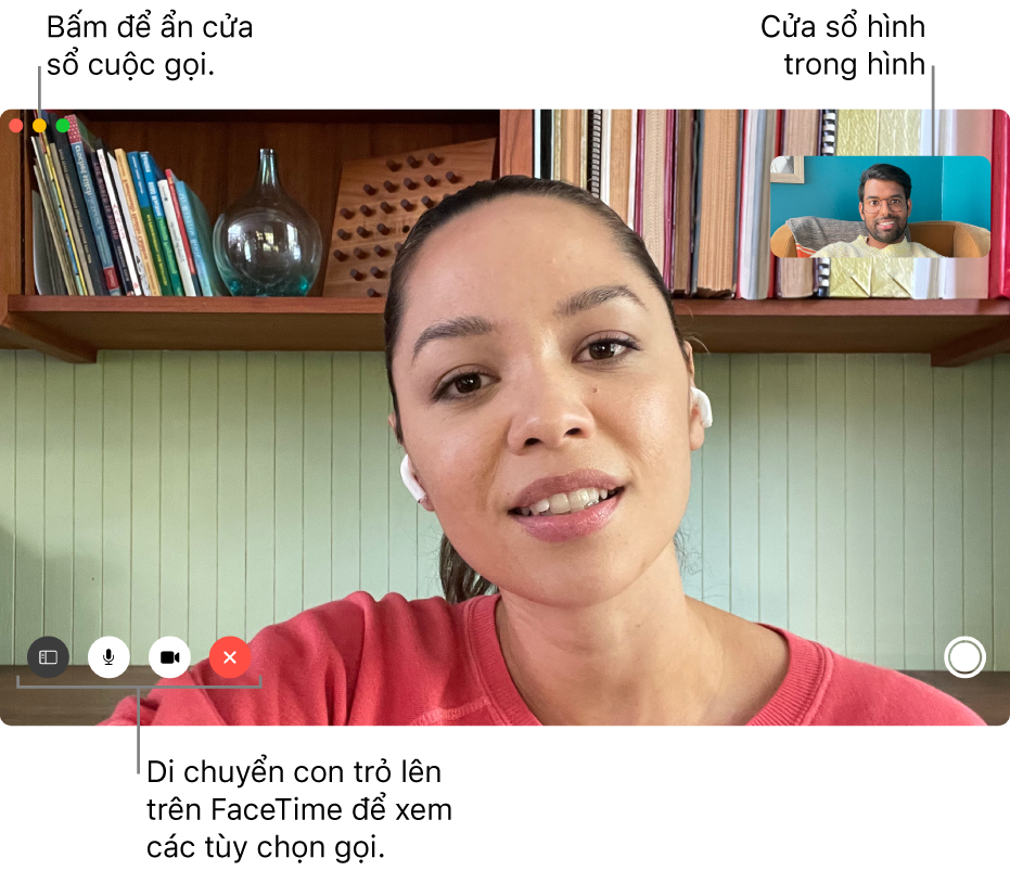 Di chuyển con trỏ lên trên cửa sổ FaceTime để xem các tùy chọn như Thanh bên, Tắt tiếng, Tắt tiếng video, Kết thúc cuộc gọi và Live Photo. Bấm vào nút giữa ở góc trên cùng bên trái để ẩn cửa sổ cuộc gọi. Cửa sổ hình trong hình sẽ xuất hiện ở góc trên cùng bên phải.