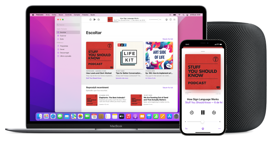 La finestra de l’Apple Podcasts amb la pantalla “Escoltar ara” en un Mac i un iPhone amb un HomePod al fons.