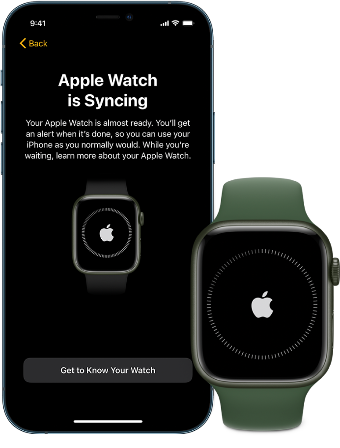 iPhone и часовник, един до друг. Екранът на iPhone показва, че „Apple Watch is Syncing“ („Apple Watch се синхронизира“). Apple Watch показва процеса по синхронизация.
