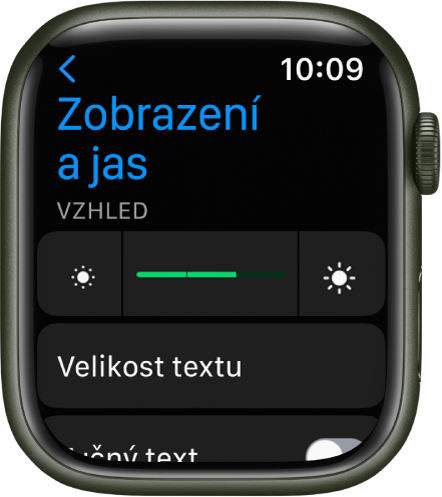 Nastavení Displej a jas na Apple Watch s jezdcem jasu nahoře a tlačítkem Velikost textu pod ním
