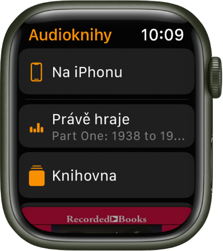 Apple Watch s obrazovkou Audioknihy, na které je nahoře vidět tlačítko Na iPhonu, pod ním tlačítka Právě hraje a Knihovna a dole část obálky audioknihy