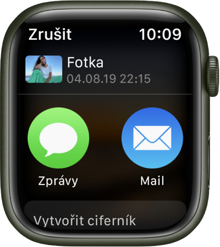 Sdílení obrazovky v aplikaci Fotky na Apple Watch Nahoře na displeji se zobrazuje fotka. Pod ní jsou tlačítka Zprávy a Mail
