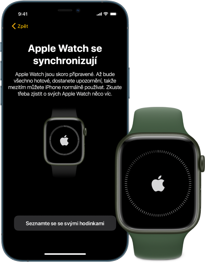 iPhone a hodinky ležící vedle sebe. Obrazovka iPhonu se zobrazenou zprávou „Apple Watch se synchronizují“. Apple Watch ukazují průběh synchronizace.