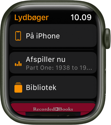Apple Watch viser skærmen Lydbøger med knappen På iPhone øverst, knapperne Afspiller nu og Bibliotek nedenfor og en del af en lydbogs omslag nederst.