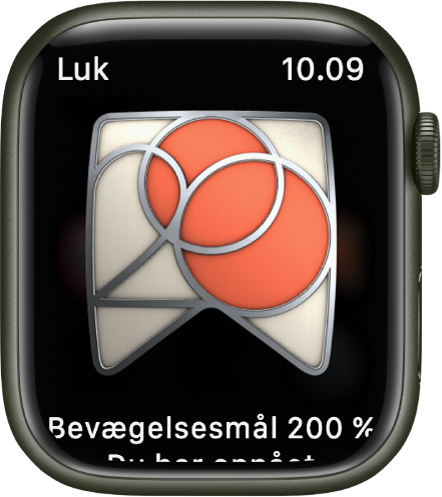 En præstationspræmie, der vises på Apple Watch. Under præmien er der en beskrivelse af præmien. Du kan rotere præmien ved at trække den.