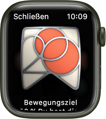 Auf der Apple Watch wird eine Auszeichnung für einen Erfolg angezeigt. Unter der Auszeichnung befindet sich eine Beschreibung der Auszeichnung. Du kannst die Auszeichnung durch Ziehen drehen.