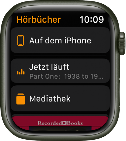 Die Apple Watch mit der Anzeige „Hörbücher“. Oben wird die Taste „Auf dem iPhone“, darunter werden die Tasten „Jetzt läuft“ und „Bibliothek“ angezeigt und unten ist ein Teil des Coverbilds für das Hörbuch zu sehen.
