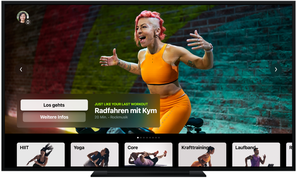 Ein TV-Gerät mit der Apple Fitness+-Anzeige, die Trainingsarten und ein empfohlenes Radfahrtraining zeigt.