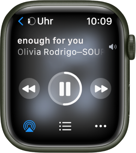 Die Anzeige „Jetzt läuft“. Oben links wird die App „Uhr“ mit einem nach links weisenden Pfeil angezeigt, der dich zum Display des Geräts bringt. Darunter sind ein Titel sowie ein Künstlername zu sehen. In der Mitte befinden sich die Bedienelemente für die Wiedergabe. Unten befinden sich die Tasten „AirPlay“, „Titelliste“ und „Optionen“.