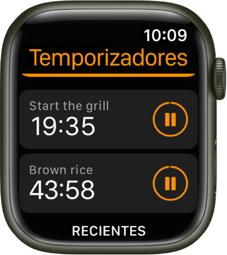 Dos temporizadores en la app Temporizadores. Un temporizador llamado “Encender el asador” está en la parte superior. Debajo está un temporizador llamado “Arroz integral”. Cada temporizador muestra el tiempo restante debajo de su nombre, y el botón Pausar a la derecha. Un botón Recientes está en la parte inferior de la pantalla.