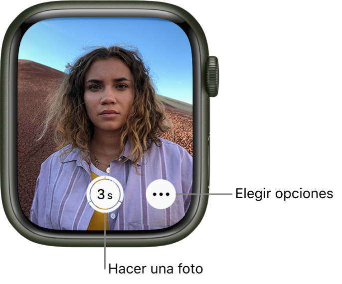 Mientras se utiliza como mando a distancia de la cámara, la pantalla del Apple Watch muestra qué hay en el visor de la cámara del iPhone. El botón “Hacer foto” se encuentra en el centro de la parte inferior de la pantalla, con el botón “Más opciones” a la derecha. Si has hecho una foto, el botón “Visor de fotos” se encuentra en la parte inferior izquierda de la pantalla.