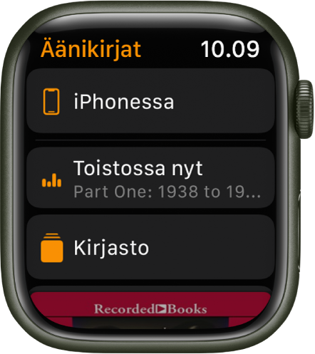 Apple Watch, jossa näkyy Äänikirjat-näyttö ja siinä ylimpänä iPhonessa-painike, sen alapuolella Toistossa nyt- ja Kirjasto-painikkeet ja alimpana osa äänikirjan kansikuvasta.