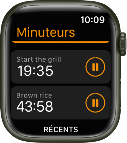 Deux minuteurs dans l’app Minuteurs. Un minuteur intitulé « Allumer le grill » se trouve proche du haut de l’écran. Un minuteur intitulé « Riz brun » se trouve en dessous. Chaque minuteur affiche le temps restant sous son nom ainsi qu’un bouton Pause à sa droite. Un bouton Récents s’affiche au bas de l’écran.