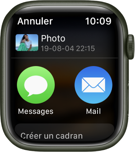 L’écran de partage dans l’app Photos sur l’Apple Watch. Une photo se situe en haut de l’écran. Les boutons Messages et Mail se trouvent dessous.