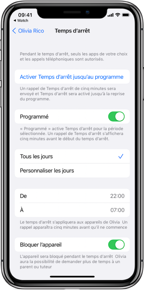 iPhone montrant l’écran de configuration de « Temps d’arrêt ». Un bouton Programmé se trouve vers le haut. Les options « Tous les jours » et « Personnaliser les jours » apparaissent sous cela et l’option « Tous les jours » est sélectionnée. Les heures « De » et « À » se trouvent au milieu de l’écran et un bouton « Bloquer l’appareil » apparaît en bas.