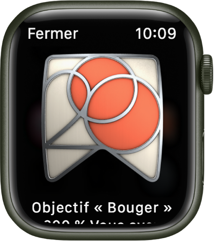 Apple Watch montrant la réalisation d’un trophée. Sous le trophée se trouve sa description. Vous pouvez faire glisser le trophée pour le faire pivoter.