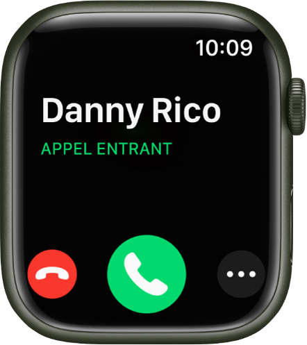 L’écran de l’Apple Watch lorsque vous recevez un appel : le nom de l’appelant, les mots « Appel entrant », le bouton rouge Refuser, le bouton vert Répondre et le bouton « Plus d’options ».