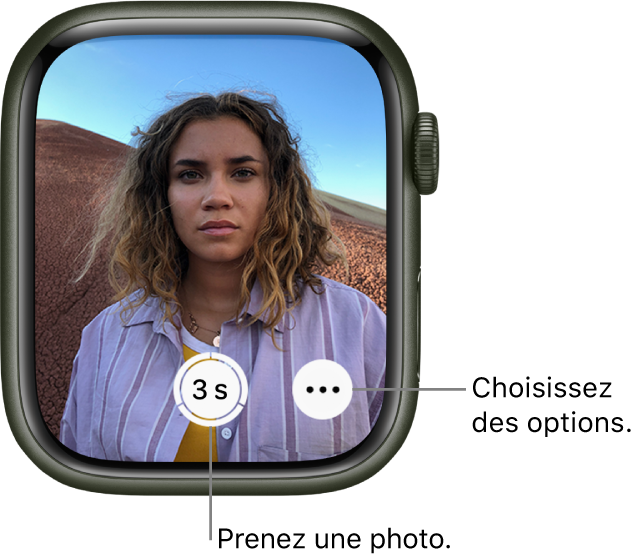 Lorsque la montre sert de télécommande pour l’appareil photo, le viseur de l’iPhone est affiché sur l’Apple Watch. Le bouton « Prendre une photo » se trouve en bas au centre, avec le bouton « Plus d’options » à sa droite. Si vous avez pris une photo, le bouton de viseur se trouve dans le coin inférieur gauche.