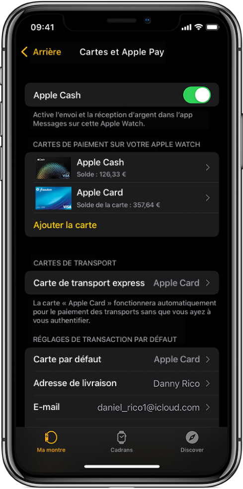 L’écran Cartes et Apple Pay de l’app Apple Watch sur l’iPhone. Il présente les cartes ajoutées à l’Apple Watch, la carte que vous avez choisie d’utiliser pour le transport express et les réglages par défaut des transactions.