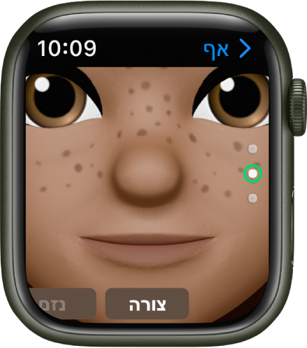 היישום Memoji ב‑Apple Watch במסך העריכה ״אף״. תמונת תקריב על הפנים, עם האף במרכז. המילה ״צורה״ מופיעה בתחתית.