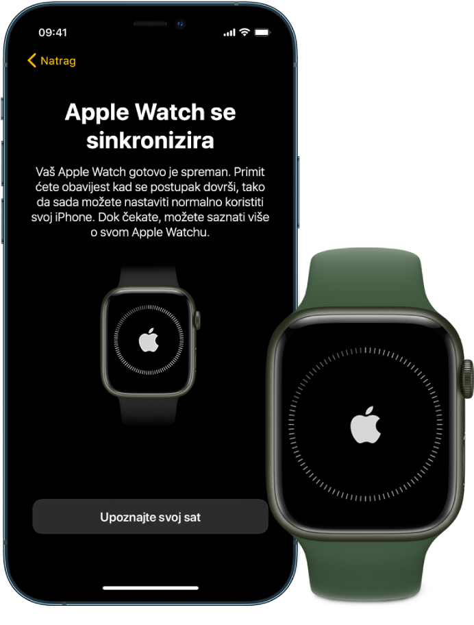 iPhone i sat, jedan do drugog. Zaslon iPhonea prikazuje “Apple Watch se sinkronizira”. Apple Watch prikazuje napredak sinkroniziranja.