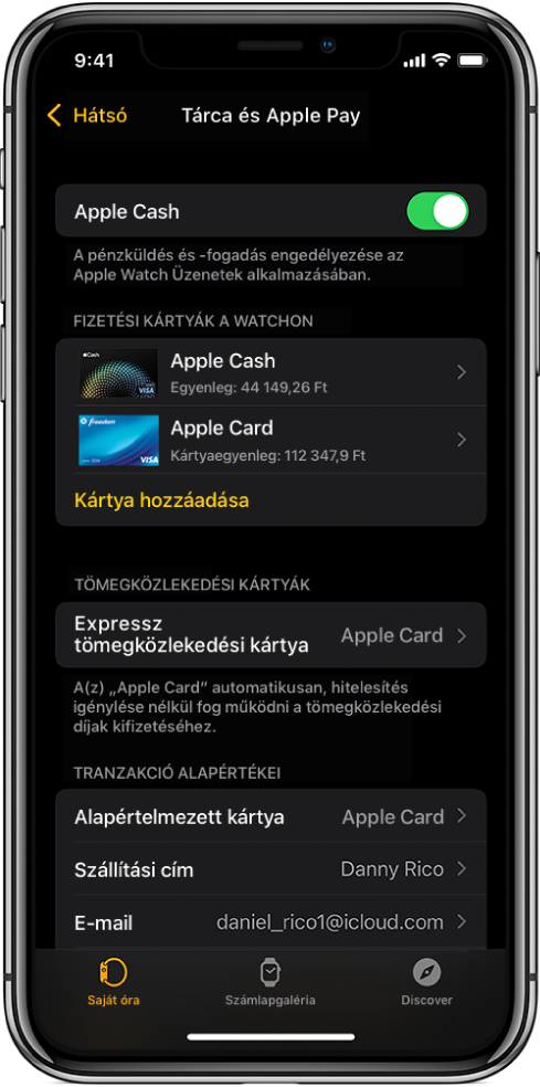 A Wallet és az Apple Pay képernyője az iPhone Apple Watch appjában. A képernyőn láthatók az Apple Watchhoz adott kártyák, az expressz tömegközlekedéshez kiválasztott kártya és a tranzakció alapértelmezett beállításai.