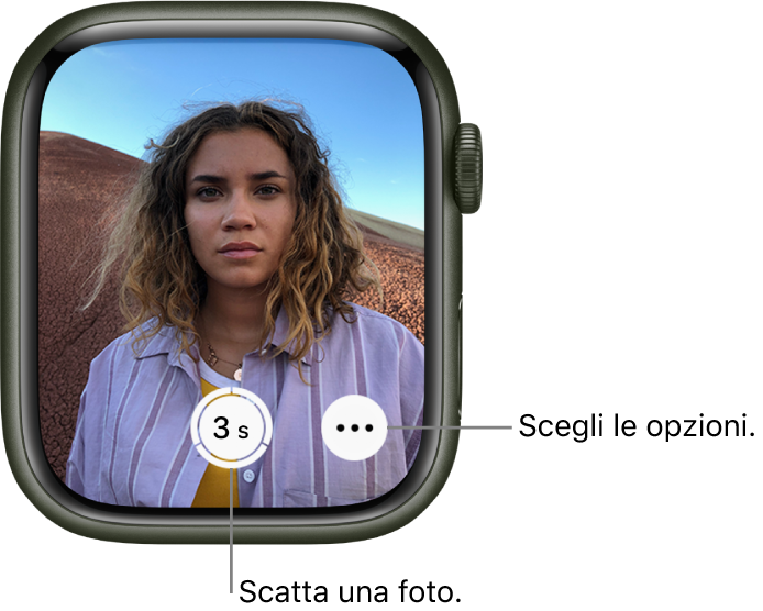 Se utilizzato come controllo remoto della fotocamera, lo schermo di Apple Watch mostra l’immagine visualizzata nella fotocamera di iPhone. Il pulsante “Scatta foto” si trova in basso al centro, con a destra il pulsante “Più opzioni”. Se hai scattato una foto, il pulsante “Visualizzatore foto” si trova nella parte inferiore sinistra della schermata.
