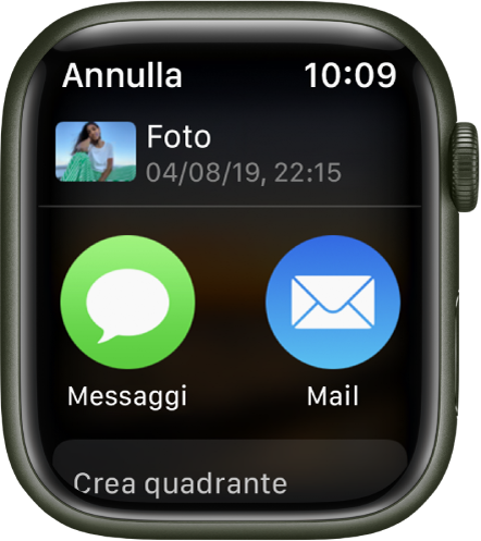 La schermata di condivisione nell'app foto su Apple Watch. Nella parte superiore dello schermo è presente una foto. Sotto ci sono i pulsanti Messaggi ed E-mail.
