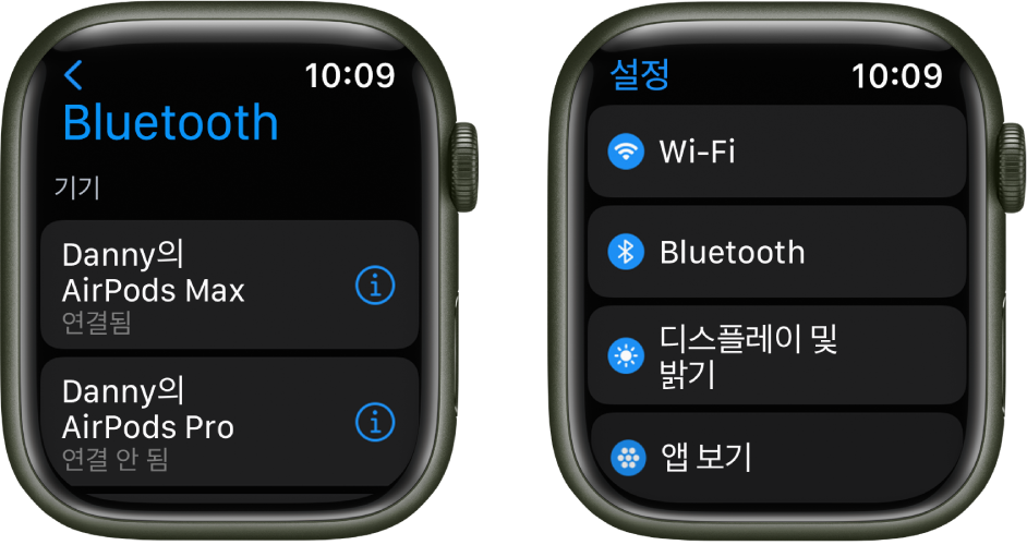 나란히 표시된 2개의 화면. 왼쪽 화면에 사용 가능한 두 개의 Bluetooth 기기가 나열됨. AirPods Max는 연결되어 있고, AirPods Pro는 연결되어 있지 않음. 목록에 Wi-Fi, Bluetooth, 디스플레이 및 밝기 및 앱 보기 버튼이 표시된 설정 화면이 오른쪽에 나타남.