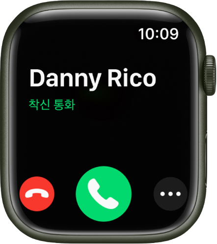 발신자의 이름, ‘착신 통화’라는 단어, 빨간색의 거절 버튼, 초록색의 응답 버튼 및 추가 옵션 버튼이 있는 전화를 받을 때의 Apple Watch 화면.