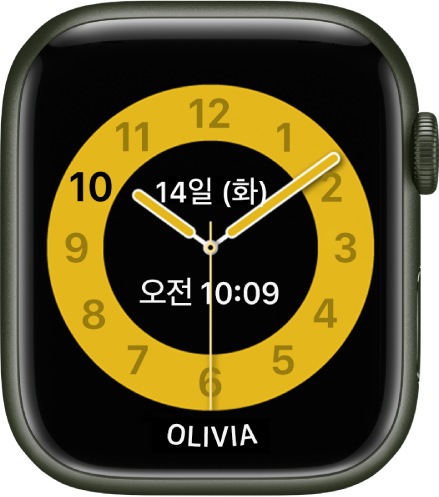 중앙 쪽에 날짜와 디지털 시간이 표시된 아날로그 시계를 보여주는 수업 시간 시계 페이스. 시계를 사용하는 사람의 이름이 하단에 표시됨.