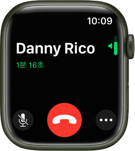 전화가 걸려오는 동안 화면의 오른쪽 상단에는 세로 음량 표시기가 나타나고 왼쪽 하단에는 소리 끔 버튼, 빨간색 거절 버튼이 표시됨. 발신자 이름 아래에 통화 시간이 나타남.