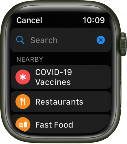 Programos „Maps“ paieškos ekrano viršuje rodomas laukas „Search“. Skiltyje „Nearby“ yra COVID-19 vakcinų, restoranų ir greitojo maisto mygtukai.