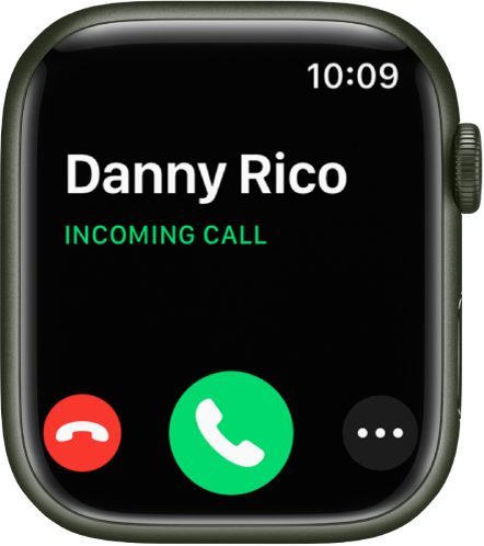 „Apple Watch“ ekranas, rodomas, kai gaunamas skambutis: skambinančiojo vardas, žodžiai „Incoming Call“, raudonas atmetimo mygtukas, žalias atsiliepimo mygtukas ir papildomų parinkčių mygtukas.