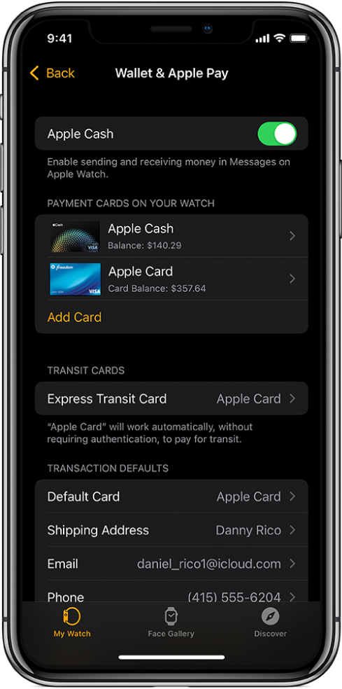 Ekrāns Wallet & Apple Pay, kas atvērts iPhone lietotnē Apple Watch. Ekrānā ir redzamas Apple Watch pulkstenim pievienotās kartes, jūsu izvēlētā karte, ko izmantot braucienam ar sabiedrisko transportu, un transakcijas noklusējuma iestatījums.